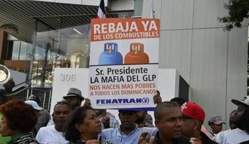 Choferes protestan frente a Industria y Comercio por altos precios de los combustibles