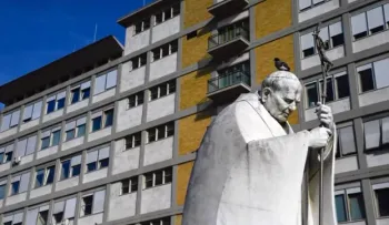 El papa sigue en  una situación aún complicada