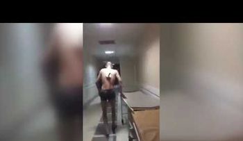Se fuga de un hospital con un cuchillo clavado en la espalda, para fumar 