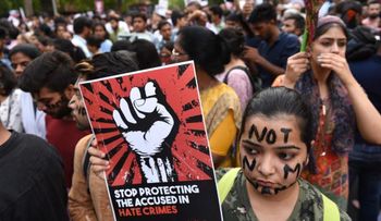 Adolescente india denuncia que fue violada por profesores y compañeros de clase durante meses