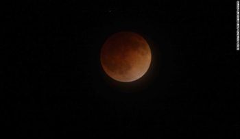 Prepárate para ver el viernes el eclipse lunar más largo de todo el siglo, de una hora y 43 minutos