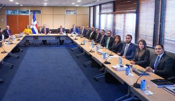 Gobernador Valdez Albizu recibe misión del Artículo IV del FMI para analizar  desempeño economía y sus perspectivas