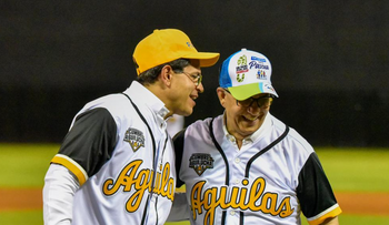 Monseñor Rodríguez lanzó y el rector Espinal recibió la primera bola en el Cibao