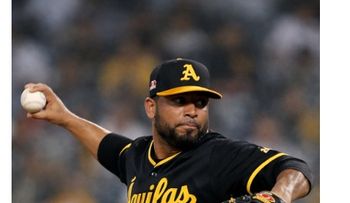 Odrisamer Despaigne, lanzador de Las Aguilas en su partido con Gigantes