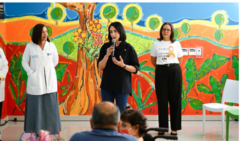 Raquel Arbaje comparte con niños con cáncer en unidad oncopediátrica