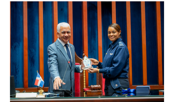 Oficiales de la Fuerza Aérea reconocen a Ricardo de los Santos