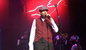 Juan Luis Guerra ofrece un concierto ante una multitud en Altos de Chavón
