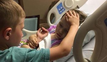 Conmovedora despedida de un hiño a su hermana con un tumor cerebral