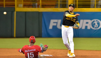 Tapia la saca en revés rojo en Santiago