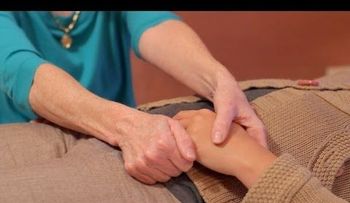 5 minutos de un ejercicio con tus manos para aumentar tu energía y equilibrara tus emociones (Video)