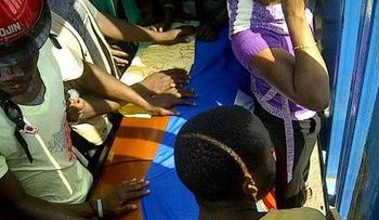 Haitianos cierran la frontera y colocan ataúd con mujer muerta