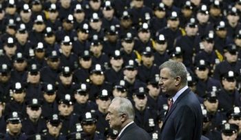 Abuchean alcalde NY durante graduación de policías 