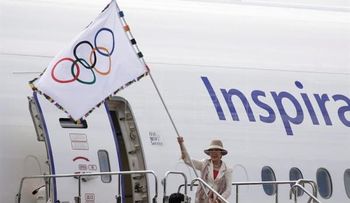 La bandera olímpica llega a Tokio, ciudad que acogerá los Juegos de 2020