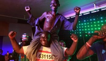Termina en peleas un concurso de feos en Zimbabue 