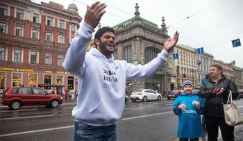 Hulk baila en las calles de San Petersburgo para ayudar a un niño con cáncer (VIDEO)