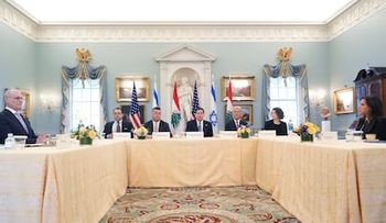 Trump sugiere que estrecho de Ormuz reabriría este martes y asegura negociar con Irán