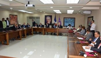 Llega mayoría de miembros a reunión del PLD; afuera grupos piden reelección 
