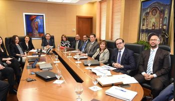 Gobernador Valdez Albizu se reúne con misión FMI que pasa revista a comportamiento economía de RD