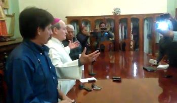 El padrastro de un niño abusado por un cura le reclamó cara a cara a un obispo mexicano por su silencio