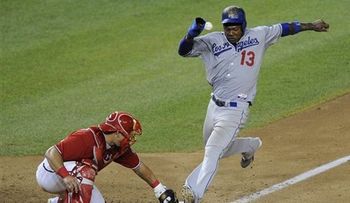 Uggla pega 2 jonrones y Bravos vencen a Dodgers
