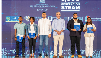 Luis Abinader entrega 8,000 becas de Generación STEAM