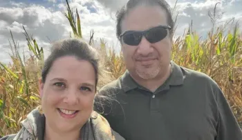 Una pareja de esposo decidió no vacunarse contra COVID-19 y deja cuatro hijos huérfanos