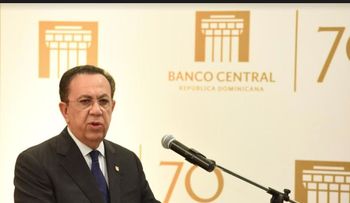 Banco Central de la RD entrega premios del concurso economía 2017
