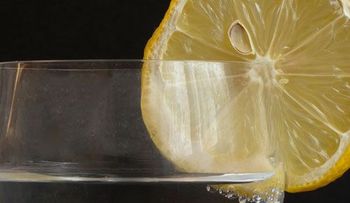 Beneficios de tomar agua caliente