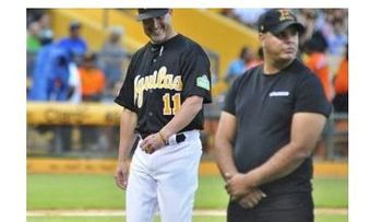Edwin Encarnación se "quilla" con las Aguilas por uniforme No 11 de Manny Acta