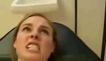 Esta mujer tuvo una extraña reacción mientras le hacen un piercing (VIDEO)