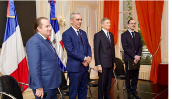 Luis Abinader reafirma apoyo a dominicanos en París