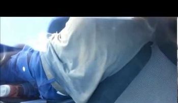 Video: un ladrón queda encerrado en el auto que intentaba robar hasta que llega la Policía