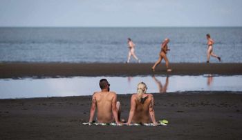 ¿Buscando una playa nudista? Estas son las 12 mejores del mundo