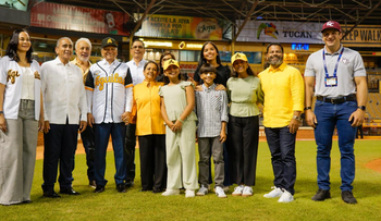 Leonardo Aguilera lanza primera bola en Estadio Cibao