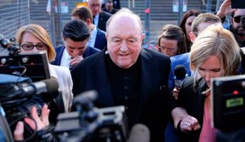 Condenan arzobispo por encubrir abuso sexual infantil de un sacerdote en Australia