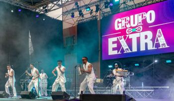 Grupo Extra regresa triunfalmente a Nápoles ante más de 20,000 personas