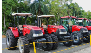 Abinader entregó maquinarias para impulsar la mecanización del campo