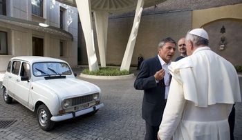 El papa se moviliza en un viejo carro que le regalaron