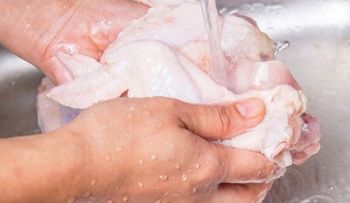 Lavar el pollo aumenta el riesgo de intoxicación alimentaria 
