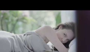 Angelina Jolie posa desnuda para comercial de Lu Guerlain