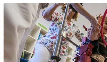 Exoesqueleto ayuda a niña con parálisis cerebral