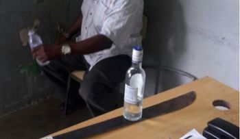 Hombre encuentra su mujer con otro en pleno acto sexual; abandona el lugar sin tomar represalias