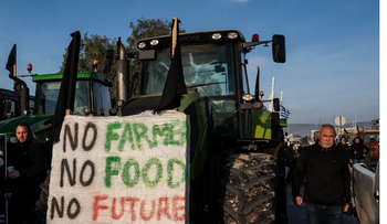 Agricultores griegos bloquean carreteras