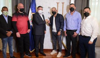 Ministerio de Deportes garantiza apoyo a carteleras de boxeo; recibe visita del legendario Miguel Cotto