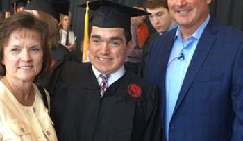 Supera una sentencia de muerte por tener una rara enfermedad y se gradúa de la universidad