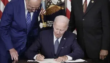 Biden firma ley que da fin a emergencia sanitaria por la pandemia