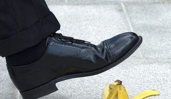 Zapatos, carteras y guantes brillantes con cáscara de banana