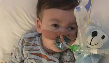 Muere Alfie Evans, el bebé con una enfermedad degenerativa que conmovió al mundo