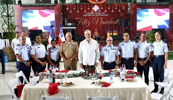 Abinader almuerza con oficiales y soldados de Armada y FAD