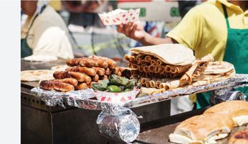 Comer en la calle: una costumbre que puede afectar la salud y el bolsillo